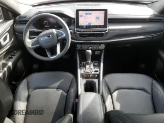 2024 Jeep Compass Latitude Lux z VIN 3C4NJDFNXRT579012, wystawiony jako Copart lot #53062435 z przebiegiem 16 982 mil mil oraz Czysty tytuł • Clean title. Historia ofert i sprzedaży dostępna na DreamBid. Obrazek 8.
