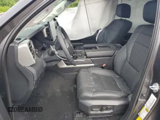 2024 Toyota Tundra Limited z VIN 5TFWA5DB8RX186584, wystawiony jako Copart lot #56949425 z przebiegiem 8 070 mil mil oraz Szkoda całkowita • Salvage title. Historia ofert i sprzedaży dostępna na DreamBid. Obrazek 7.