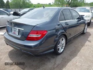 2013 Mercedes-Benz C 250 Sport z VIN WDDGF4HB5DA781713, wystawiony jako IAAI lot #42109186 z przebiegiem 142 167 mil mil oraz . Historia ofert i sprzedaży dostępna na DreamBid. Obrazek 4.