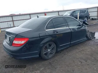 2011 Mercedes-Benz C 300 Sport z VIN WDDGF8BB8BR166099, wystawiony jako IAAI lot #41871096 z przebiegiem 171 749 mil mil oraz . Historia ofert i sprzedaży dostępna na DreamBid. Obrazek 4.