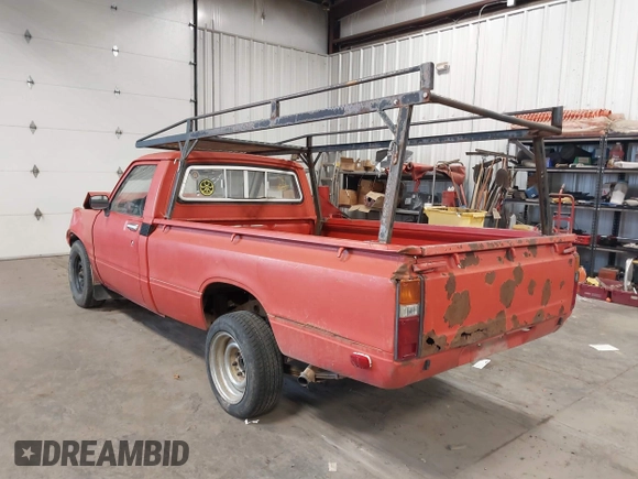 1983 Toyota Pickup z VIN JT4RN44R8D1137485, wystawiony jako IAAI lot #41741970 z przebiegiem 328 446 mil mil oraz . Historia ofert i sprzedaży dostępna na DreamBid. Obrazek 3.