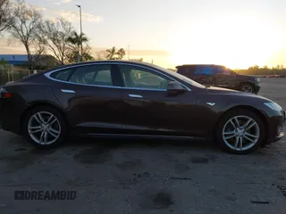 2014 Tesla Model S 60 z VIN 5YJSA1H19EFP51406, wystawiony jako IAAI lot #41561395 z przebiegiem Nie podano mil oraz . Historia ofert i sprzedaży dostępna na DreamBid. Obrazek 13.