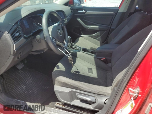 2019 Volkswagen Jetta S z VIN 3VWCB7BU1KM180098, wystawiony jako Copart lot #53572715 z przebiegiem 102 787 mil mil oraz Czysty tytuł • Clean title. Historia ofert i sprzedaży dostępna na DreamBid. Obrazek 7.