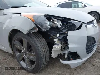 2013 Hyundai Veloster w/Gray Int z VIN KMHTC6AD3DU140949, wystawiony jako IAAI lot #41883011 z przebiegiem 108 247 mil mil oraz . Historia ofert i sprzedaży dostępna na DreamBid. Obrazek 6.