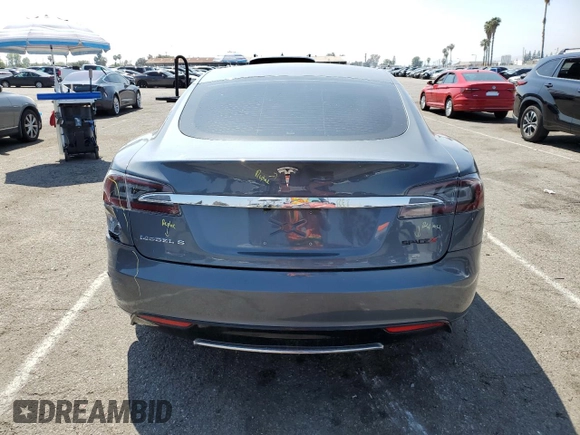 2014 Tesla Model S 60 z VIN 5YJSA1H17EFP36595, wystawiony jako Copart lot #53705035 z przebiegiem 148 254 mil mil oraz Szkoda całkowita • Salvage title. Historia ofert i sprzedaży dostępna na DreamBid. Obrazek 6.
