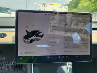 2020 Tesla Model 3 Long Range z VIN 5YJ3E1EB3LF646315, wystawiony jako IAAI lot #42398524 z przebiegiem 51 652 mil mil oraz . Historia ofert i sprzedaży dostępna na DreamBid. Obrazek 6.