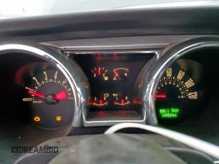 2007 Ford Mustang Deluxe z VIN 1ZVFT80N275250748, wystawiony jako Copart lot #57345935 z przebiegiem 145 523 mil mil oraz Czysty tytuł • Clean title. Historia ofert i sprzedaży dostępna na DreamBid. Obrazek 9.
