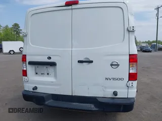 2018 Nissan NV Cargo S z VIN 1N6BF0KM7JN808869, wystawiony jako IAAI lot #42091339 z przebiegiem 242 385 mil mil oraz . Historia ofert i sprzedaży dostępna na DreamBid. Obrazek 16.