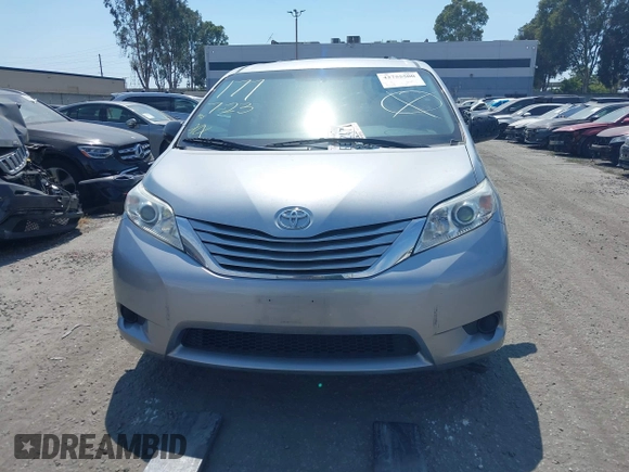 2017 Toyota Sienna LE Auto Access Seat z VIN 5TDKZ3DC9HS841120, wystawiony jako IAAI lot #42755500 z przebiegiem 65 952 mil mil oraz . Historia ofert i sprzedaży dostępna na DreamBid. Obrazek 13.