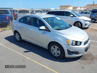 2016 Chevrolet Sonic LT z VIN 1G1JC5SHXG4180188, wystawiony jako IAAI lot #41896784 z przebiegiem 77 291 mil mil oraz . Historia ofert i sprzedaży dostępna na DreamBid. Obrazek 1.