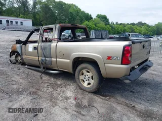 2005 Chevrolet Silverado 1500 Z71 z VIN 1GCEK19B65E260861, wystawiony jako IAAI lot #42122540 z przebiegiem Nie podano mil oraz . Historia ofert i sprzedaży dostępna na DreamBid. Obrazek 3.