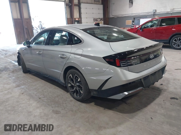 2024 Hyundai Sonata SEL z VIN KMHL64JA8RA401941, wystawiony jako IAAI lot #42085349 z przebiegiem 3 722 mil mil oraz . Historia ofert i sprzedaży dostępna na DreamBid. Obrazek 3.