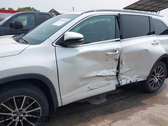 2017 Toyota Highlander XLE z VIN 5TDJZRFH0HS417638, wystawiony jako IAAI lot #42396180 z przebiegiem 101 377 mil mil oraz . Historia ofert i sprzedaży dostępna na DreamBid. Obrazek 6.