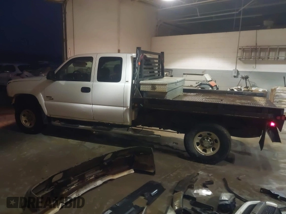 2004 Chevrolet Silverado 3500 z VIN 1GCHK39284E265681, wystawiony jako IAAI lot #41435024 z przebiegiem 305 340 mil mil oraz . Historia ofert i sprzedaży dostępna na DreamBid. Obrazek 15.