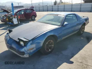 1987 Pontiac Firebird z VIN 1G2FS21SXHL234550, wystawiony jako Copart lot #54526055 z przebiegiem 75 768 mil mil oraz Czysty tytuł • Clean title. Historia ofert i sprzedaży dostępna na DreamBid. Obrazek 1.