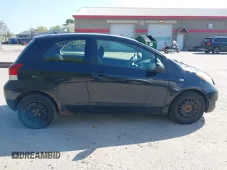 2010 Toyota Yaris z VIN JTDJT4K39A5292536, wystawiony jako IAAI lot #42229412 z przebiegiem 152 195 mil mil oraz . Historia ofert i sprzedaży dostępna na DreamBid. Obrazek 14.