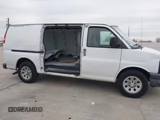 2013 Chevrolet Express Cargo z VIN 1GCSGAFX4D1128353, wystawiony jako IAAI lot #41369784 z przebiegiem 109 703 mil mil oraz . Historia ofert i sprzedaży dostępna na DreamBid. Obrazek 6.