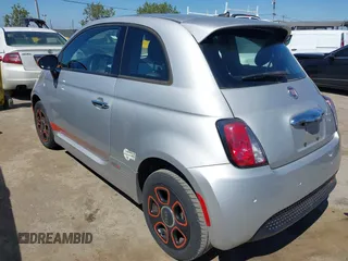2014 FIAT 500e z VIN 3C3CFFGE8ET175918, wystawiony jako IAAI lot #42226000 z przebiegiem 31 656 mil mil oraz . Historia ofert i sprzedaży dostępna na DreamBid. Obrazek 3.