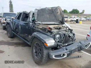 2021 Jeep Gladiator Overland z VIN 1C6HJTFG4ML595078, wystawiony jako IAAI lot #42046034 z przebiegiem 61 127 mil mil oraz . Historia ofert i sprzedaży dostępna na DreamBid. Obrazek 1.