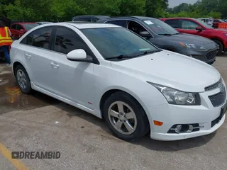 2014 Chevrolet Cruze 1LT z VIN 1G1PC5SB5E7228598, wystawiony jako IAAI lot #42431460 z przebiegiem 149 119 mil mil oraz . Historia ofert i sprzedaży dostępna na DreamBid. Obrazek 1.