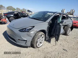 2024 Tesla Model Y Long Range z VIN 7SAYGDEE1RA245642, wystawiony jako Copart lot #55490385 z przebiegiem Nie podano mil oraz Szkoda całkowita • Salvage title. Historia ofert i sprzedaży dostępna na DreamBid. Obrazek 1.