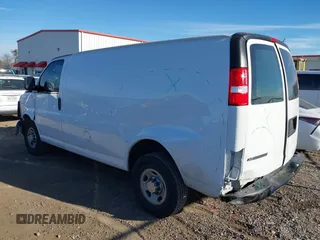2017 Chevrolet Express Cargo z VIN 1GCWGAFF6H1344137, wystawiony jako IAAI lot #41350780 z przebiegiem 106 207 mil mil oraz . Historia ofert i sprzedaży dostępna na DreamBid. Obrazek 3.