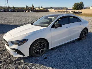 2025 Mercedes-Benz CLA 250 z VIN W1K5J4GB1SN484161, wystawiony jako Copart lot #88122165 z przebiegiem 4371 mil mil oraz Szkody całkowita. Historia ofert i sprzedaży dostępna na DreamBid. Obrazek 1.