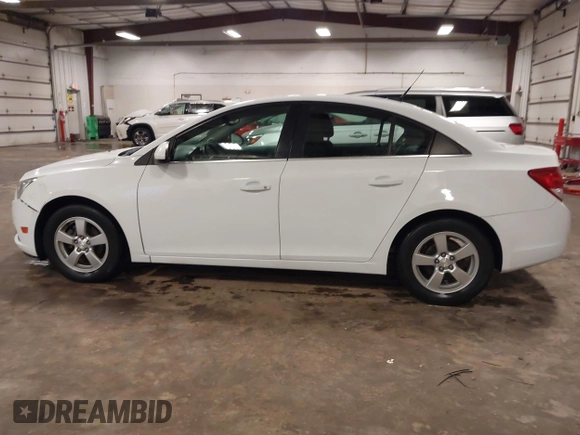 2014 Chevrolet Cruze 1LT z VIN 1G1PC5SB5E7390585, wystawiony jako IAAI lot #42567546 z przebiegiem 119 076 mil mil oraz . Historia ofert i sprzedaży dostępna na DreamBid. Obrazek 15.