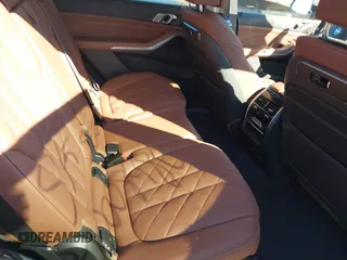 2023 BMW X7 xDrive40i z VIN 5UX23EM04P9P86560, wystawiony jako IAAI lot #41284910 z przebiegiem 13 661 mil mil oraz . Historia ofert i sprzedaży dostępna na DreamBid. Obrazek 8.