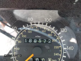 1991 Mercedes-Benz 560 с VIN WDBCA45E5MA586408, выставлен на аукционе IAAI как лот 42454893 с пробегом 188 572 миль миль и . История ставок и продаж доступна на DreamBid. Изображение 15.