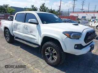 2017 Toyota Tacoma SR5 z VIN 3TMCZ5AN4HM062777, wystawiony jako IAAI lot #42141122 z przebiegiem 98 313 mil mil oraz . Historia ofert i sprzedaży dostępna na DreamBid. Obrazek 1.