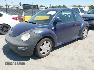 2000 Volkswagen Beetle GLS z VIN 3VWCC21C5YM454887, wystawiony jako IAAI lot #42397582 z przebiegiem 122 620 mil mil oraz . Historia ofert i sprzedaży dostępna na DreamBid. Obrazek 2.