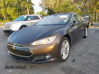 2014 Tesla Model S 60 z VIN 5YJSA1H19EFP51406, wystawiony jako IAAI lot #41561395 z przebiegiem Nie podano mil oraz . Historia ofert i sprzedaży dostępna na DreamBid. Obrazek 6.