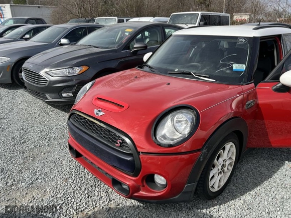 2015 MINI Cooper Hardtop 4 Door S with VIN WMWXU3C5XF2B59522, listed as a IAAI auction lot 41736944 with NaN miles. Bid and sale history available at carsss.com. Image 2.
