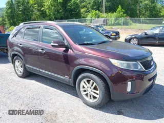 2014 Kia Sorento LX z VIN 5XYKTCA64EG474572, wystawiony jako IAAI lot #42325030 z przebiegiem 107 382 mil mil oraz . Historia ofert i sprzedaży dostępna na DreamBid. Obrazek 6.