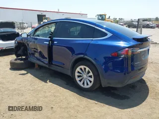 2017 Tesla Model X 90D z VIN 5YJXCBE24HF044656, wystawiony jako IAAI lot #40054420 z przebiegiem 137 621 mil mil oraz . Historia ofert i sprzedaży dostępna na DreamBid. Obrazek 3.