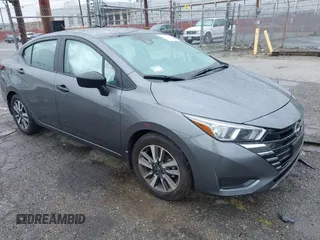 2024 Nissan Versa S z VIN 3N1CN8DV4RL909669, wystawiony jako IAAI lot #41794596 z przebiegiem 6 025 mil mil oraz . Historia ofert i sprzedaży dostępna na DreamBid. Obrazek 1.
