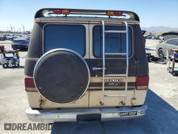1985 Chevrolet Chevy Van z VIN 1GBEG25HXF7160399, wystawiony jako Copart lot #64115004 z przebiegiem 40 895 mil mil oraz Czysty tytuł • Clean title. Historia ofert i sprzedaży dostępna na DreamBid. Obrazek 6.