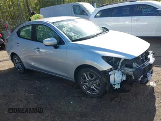 2019 Toyota Yaris L z VIN 3MYDLBYV5KY502386, wystawiony jako IAAI lot #42074510 z przebiegiem 18 883 mil mil oraz . Historia ofert i sprzedaży dostępna na DreamBid. Obrazek 1.