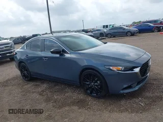 2022 Mazda 3 Carbon Edition z VIN 3MZBPACL7NM313242, wystawiony jako IAAI lot #42095279 z przebiegiem 30 787 mil mil oraz . Historia ofert i sprzedaży dostępna na DreamBid. Obrazek 13.