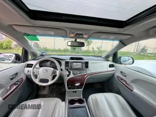 2013 Toyota Sienna XLE z VIN 5TDDK3DC1DS062365, wystawiony jako Copart lot #61709045 z przebiegiem 252 932 mil mil oraz Czysty tytuł • Clean title. Historia ofert i sprzedaży dostępna na DreamBid. Obrazek 9.
