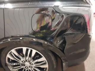 2019 Cadillac XT5 Premium Luxury AWD z VIN 1GYKNFRSXKZ189590, wystawiony jako IAAI lot #41316561 z przebiegiem 98 755 mil mil oraz . Historia ofert i sprzedaży dostępna na DreamBid. Obrazek 6.