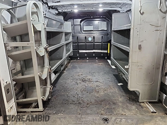 2020 Ford Transit Cargo z VIN 1FTBR2YG1LKA51866, wystawiony jako IAAI lot #42842416 z przebiegiem 141 231 mil mil oraz . Historia ofert i sprzedaży dostępna na DreamBid. Obrazek 32.