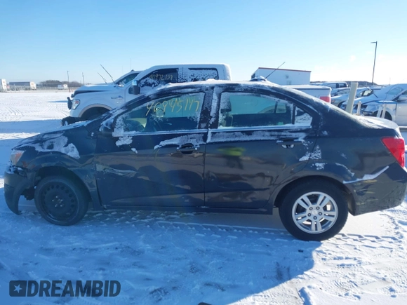 2015 Chevrolet Sonic LT z VIN 1G1JC5SH8F4194265, wystawiony jako IAAI lot #40945117 z przebiegiem 77 229 mil mil oraz . Historia ofert i sprzedaży dostępna na DreamBid. Obrazek 14.