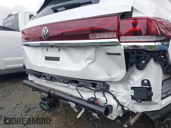 2024 Volkswagen Atlas SEL Premium R-Line with VIN 1V2FR2CA0RC598455, listed as a IAAI auction lot 42060180 with 2,865 mi miles and . Bid and sale history available at DreamBid. Image 18.