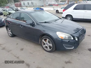 2013 Volvo S60 T5 Premier with VIN YV1612FS4D2185427, listed as a IAAI auction lot 41896202 with 141,969 mi miles. Bid and sale history available at carsss.com. Image 1.