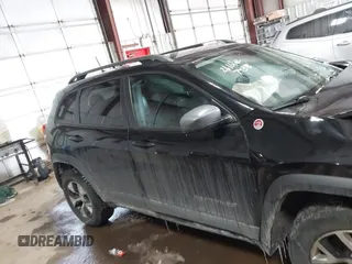 2018 Jeep Cherokee Trailhawk z VIN 1C4PJMBB8JD567438, wystawiony jako IAAI lot #41620927 z przebiegiem 109 041 mil mil oraz . Historia ofert i sprzedaży dostępna na DreamBid. Obrazek 13.