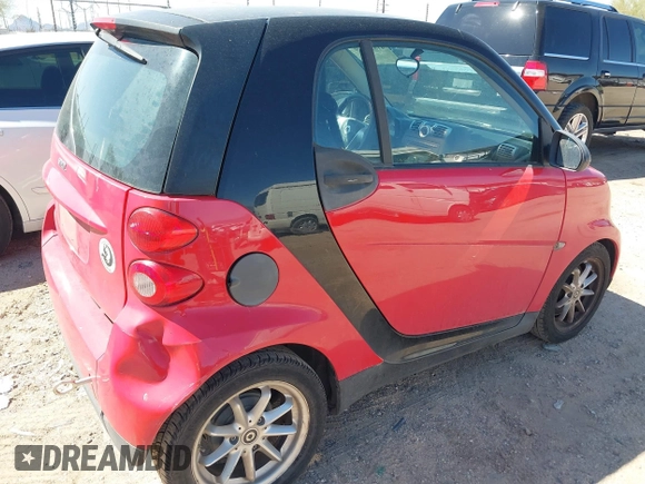 2009 Smart fortwo Pure z VIN WMEEJ31X59K291372, wystawiony jako IAAI lot #41826469 z przebiegiem 87 773 mil mil oraz . Historia ofert i sprzedaży dostępna na DreamBid. Obrazek 4.