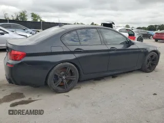 2013 BMW M5 z VIN WBSFV9C57DD096739, wystawiony jako Copart lot #59640315 z przebiegiem 85 840 mil mil oraz Czysty tytuł • Clean title. Historia ofert i sprzedaży dostępna na DreamBid. Obrazek 3.