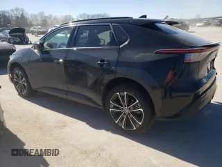 2023 Toyota bZ4X XLE z VIN JTMABACA8PA040260, wystawiony jako Copart lot #42473684 z przebiegiem 5 884 mil mil oraz . Historia ofert i sprzedaży dostępna na DreamBid. Obrazek 2.